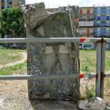 ...riproduce un signore in piedi
